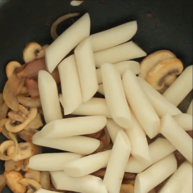 Step 3 Stir-fry Tokbokki rice cakes with cream sauce