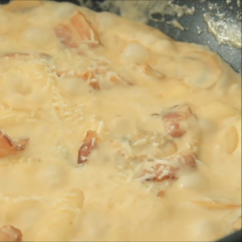 Step 3 Stir-fry Tokbokki rice cakes with cream sauce