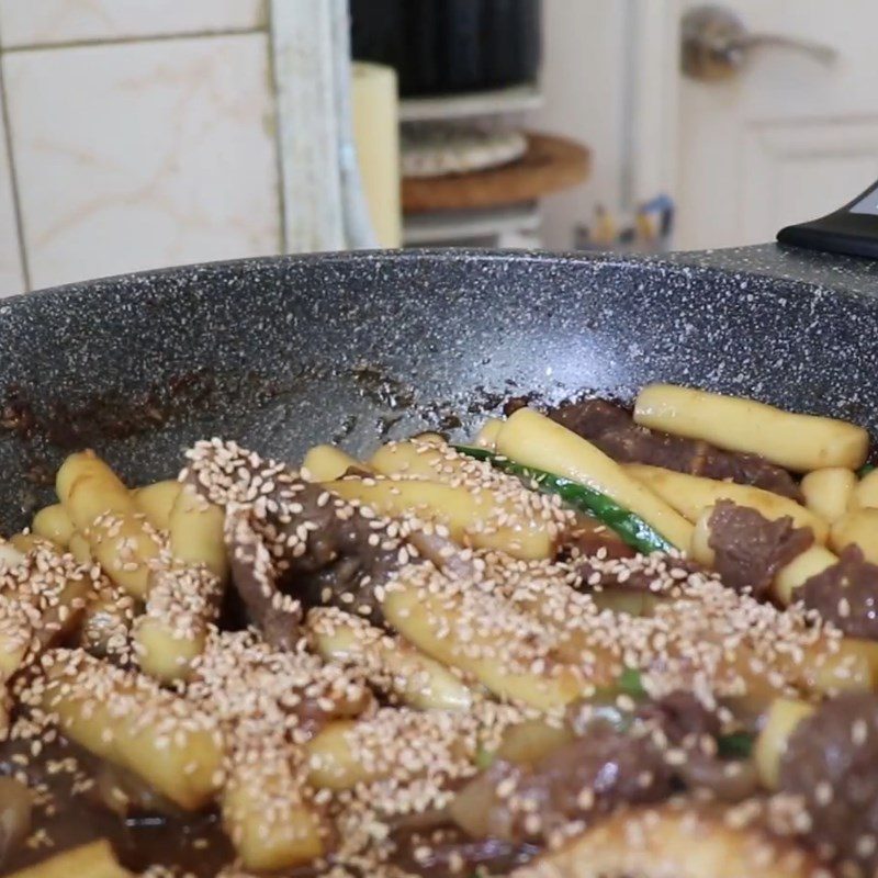 Step 3 Stir-fry Tokbokki rice cakes with soy sauce