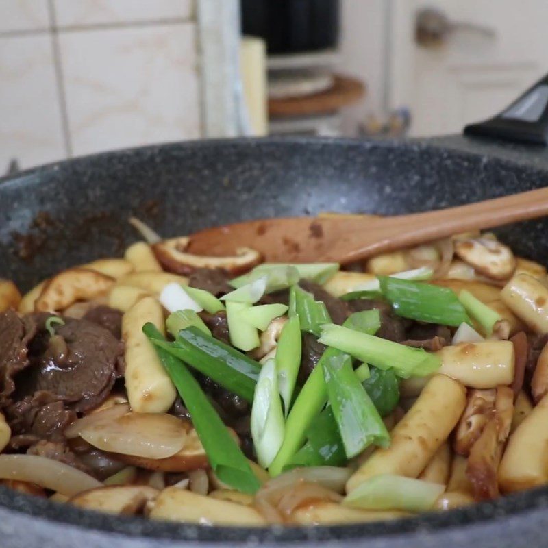 Step 3 Stir-fry Tokbokki rice cakes with soy sauce