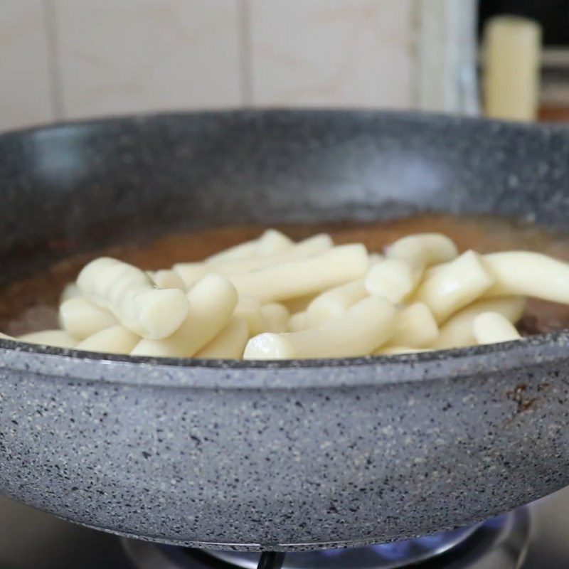 Step 3 Stir-frying rice cakes for Tokbokki with soy sauce