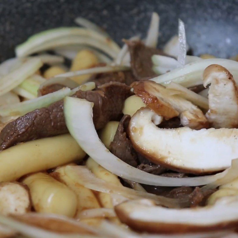 Step 3 Stir-frying rice cakes for Tokbokki with soy sauce