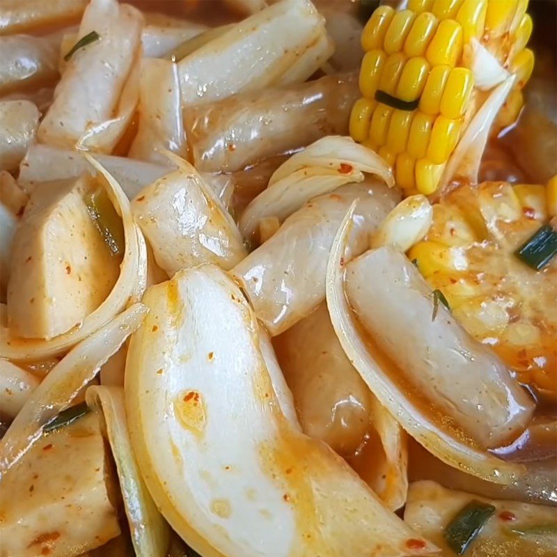 Step 4 Stir-frying the rice cakes for vegetarian Tokbokki