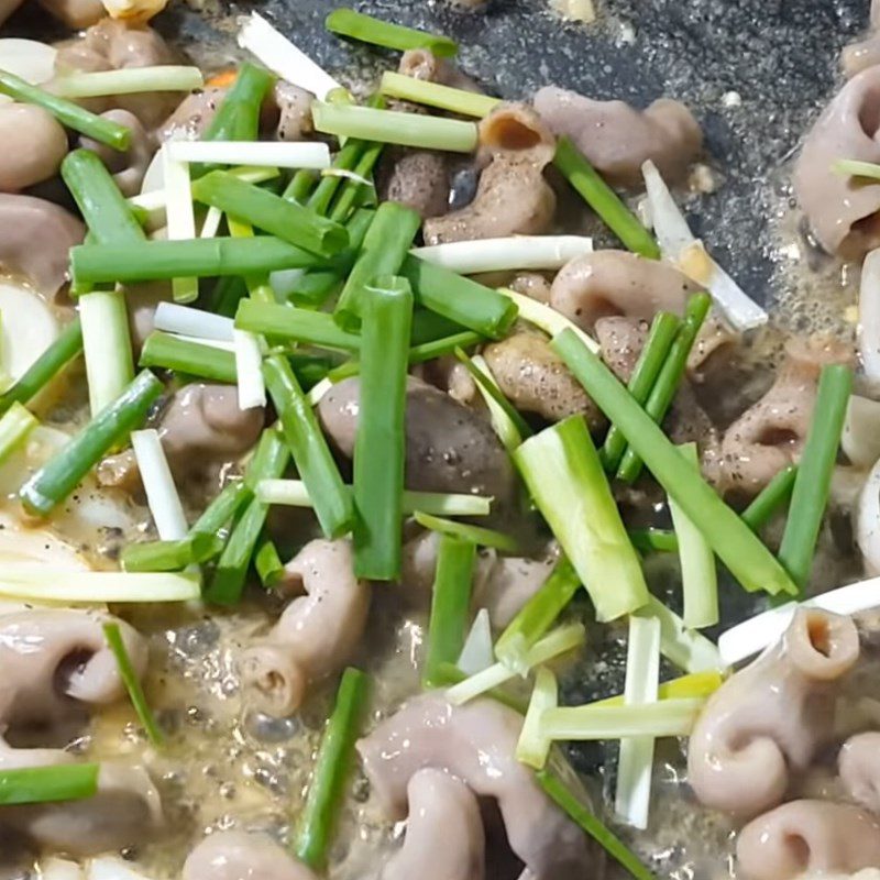 Step 4 Stir-fried fish stomach Fish stomach stir-fried with onions