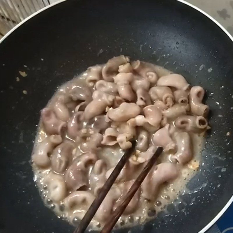 Step 3 Stir-fried snakehead fish belly Snakehead fish belly stir-fried with gourd