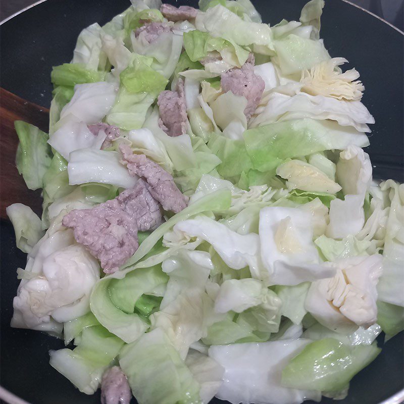 Step 3 Stir-fried cabbage with pork Stir-fried cabbage with pork