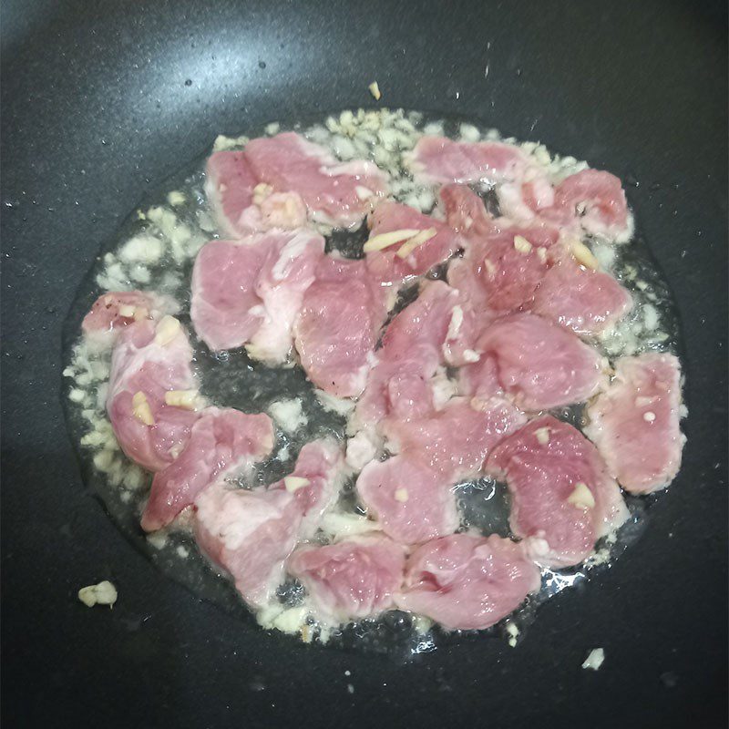 Step 3 Stir-fry cabbage with pork for stir-fried cabbage with pork