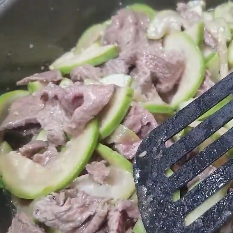 Step 4 Stir-fried gourd and finishing Stir-fried gourd with beef