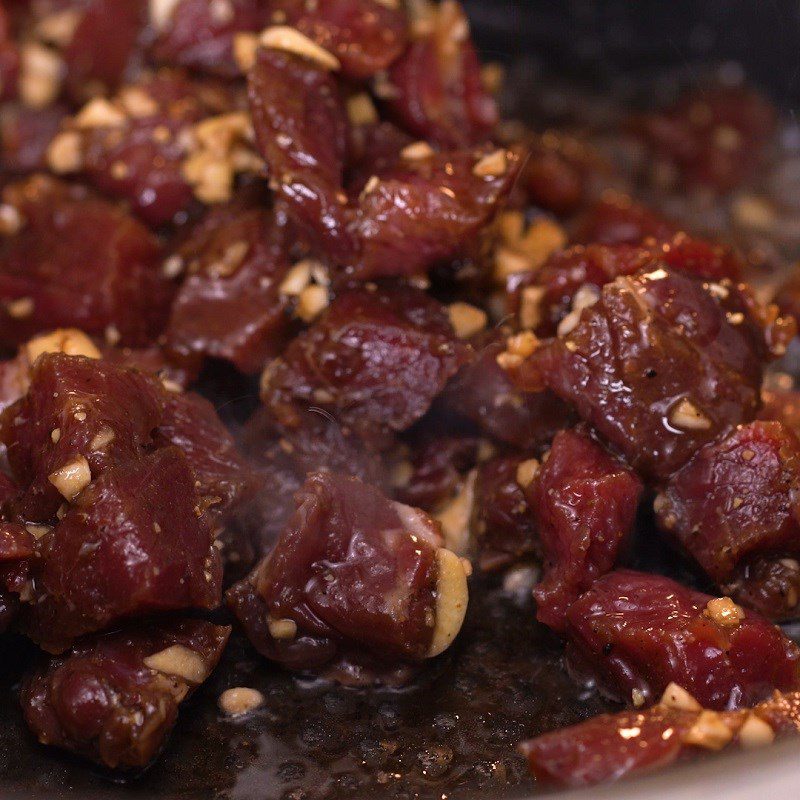 Step 3 Stir-fry the beef Beef soaked in calamondin sauce