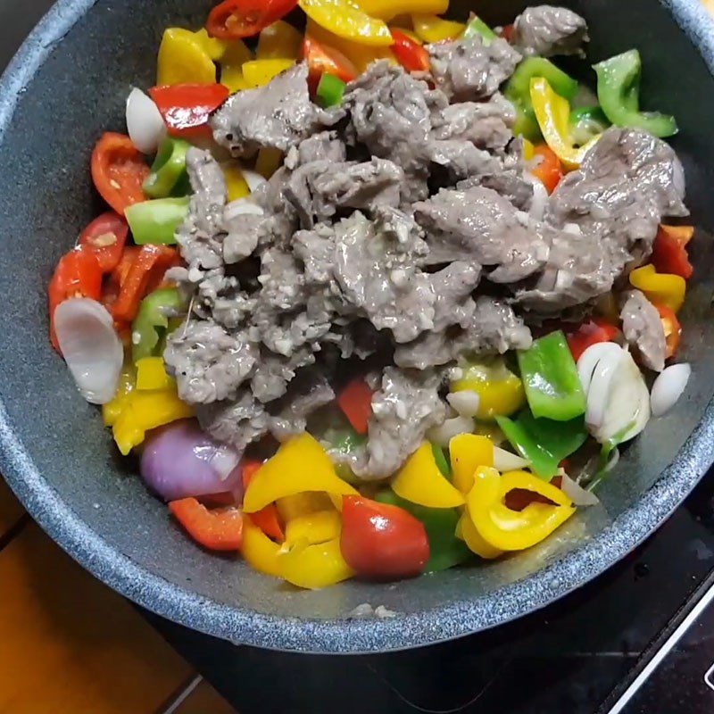 Step 3 Stir-fry beef Stir-fried beef with bell peppers