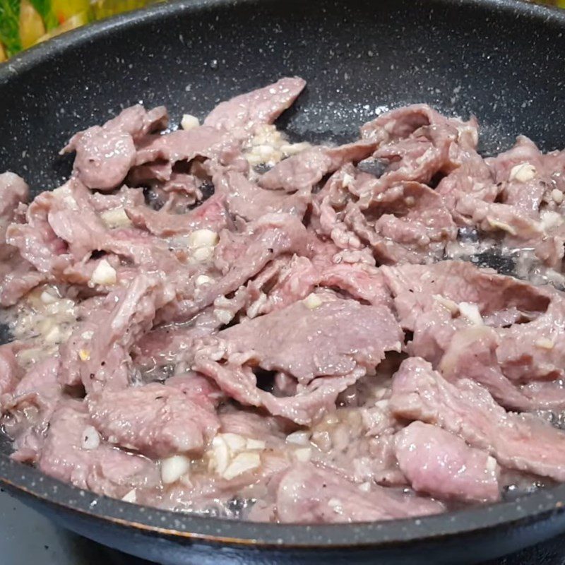 Step 4 Stir-fried beef Sweet and sour beef noodle salad