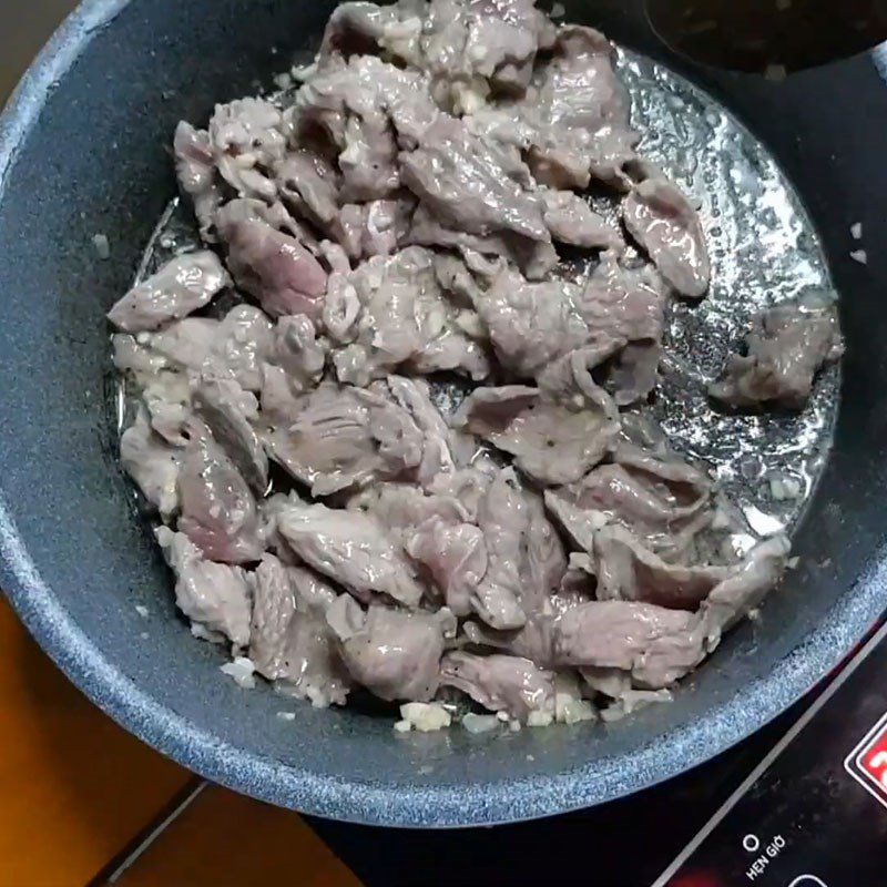 Step 3 Stir-fry beef Stir-fried beef with bell peppers