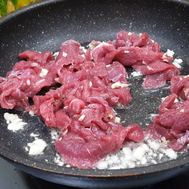 Step 4 Stir-fry the beef for sweet and sour beef noodle salad