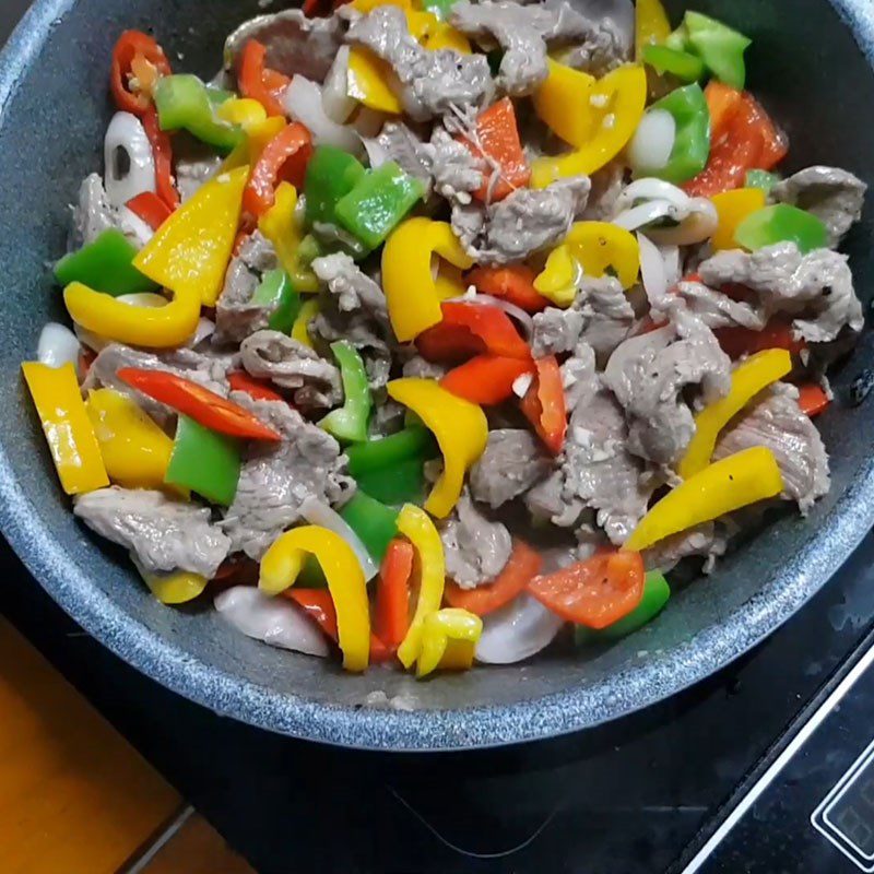 Step 3 Stir-fry beef Stir-fried beef with bell peppers