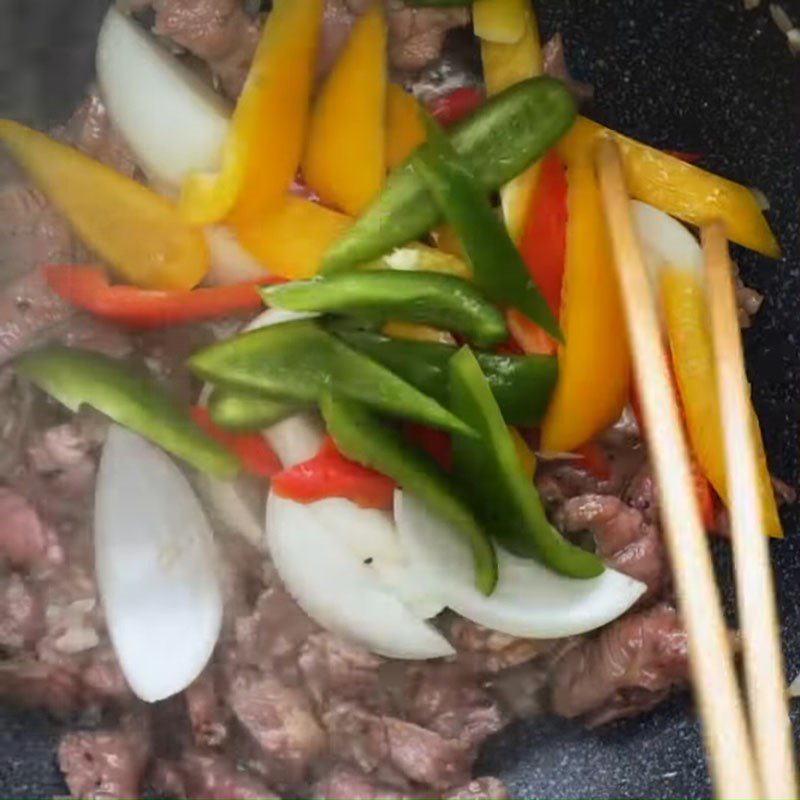 Step 3 Stir-fried beef Beef stir-fried with bell peppers and onions