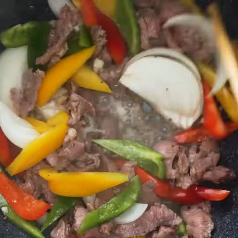 Step 3 Stir-fried beef Beef stir-fried with bell peppers and onions