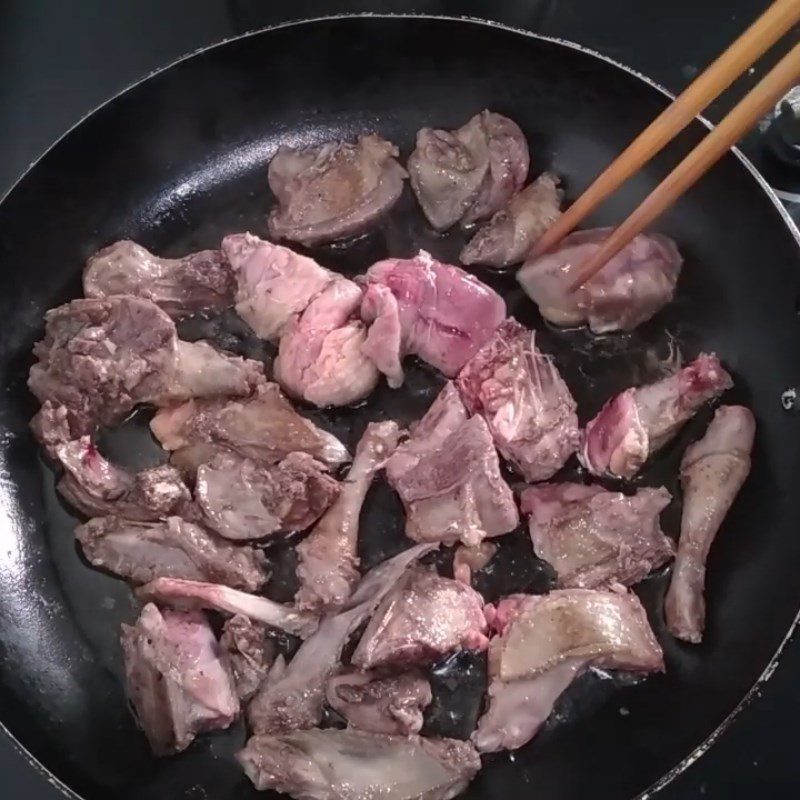 Step 4 Stir-fry pigeon and mushrooms for pigeon noodle soup