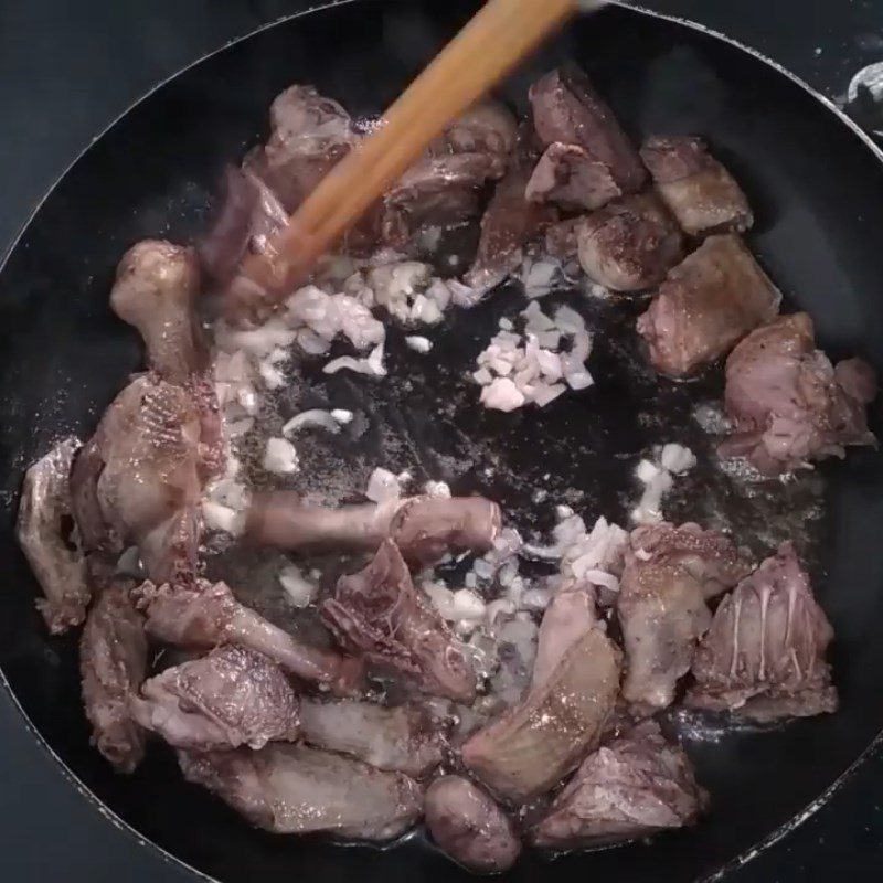 Step 4 Stir-fry pigeon and mushrooms for pigeon noodle soup