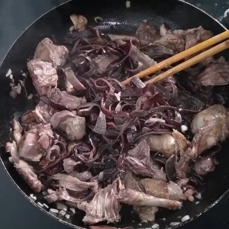 Step 4 Stir-fry pigeon and mushrooms for pigeon noodle soup