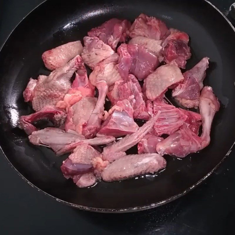 Step 4 Stir-fry pigeon and mushrooms for pigeon noodle soup