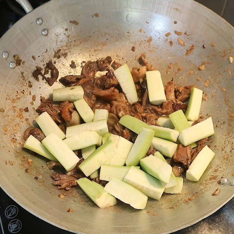 Step 4 Stir-fried pigeon with gourd Stir-fried pigeon with gourd