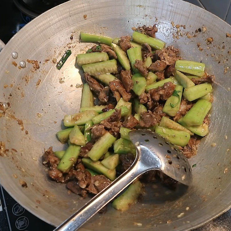 Step 4 Stir-fried pigeon with gourd Stir-fried pigeon with gourd