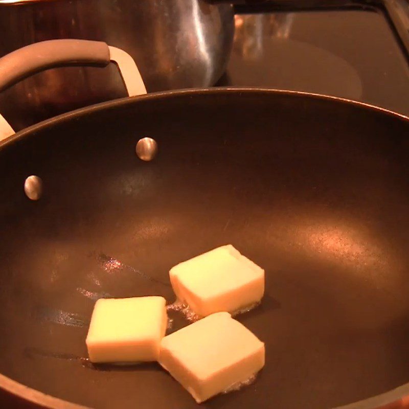 Step 2 Stir-fried garlic butter Stir-fried garlic butter mussels