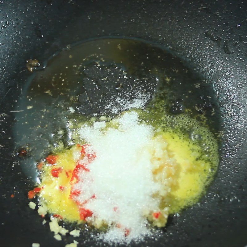 Step 2 Stir-fried butter with garlic and chili Roasted peanuts with garlic butter