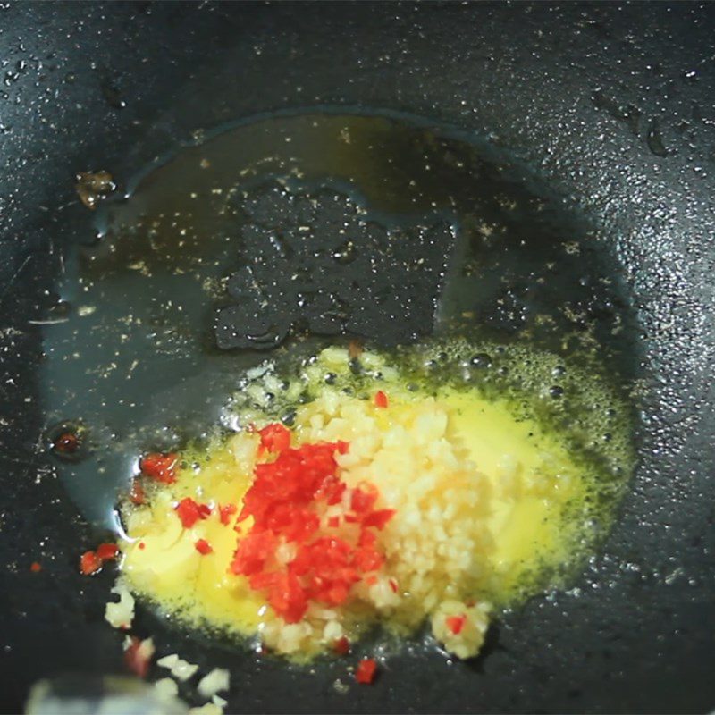 Step 2 Stir-fried butter with garlic and chili Roasted peanuts with garlic butter