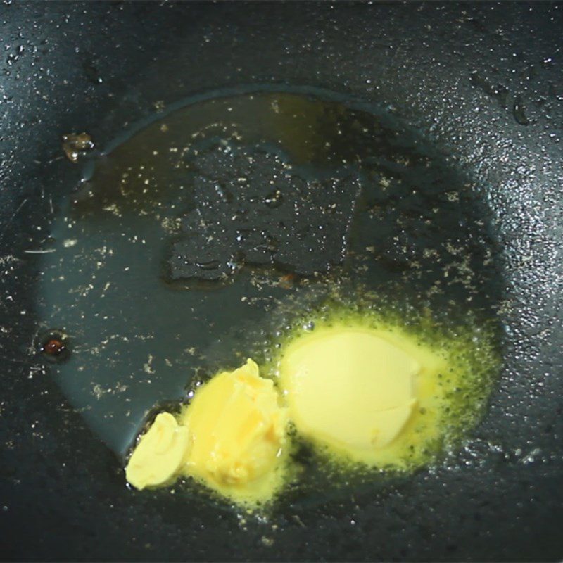 Step 2 Stir-fried butter with garlic and chili Roasted peanuts with garlic butter