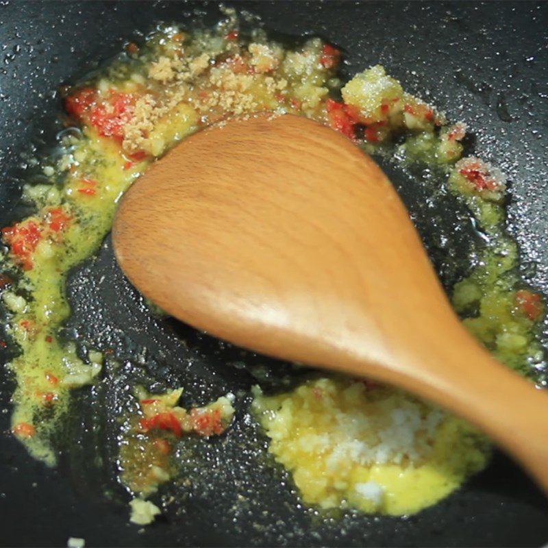 Step 2 Stir-fried butter with garlic and chili Roasted peanuts with garlic butter