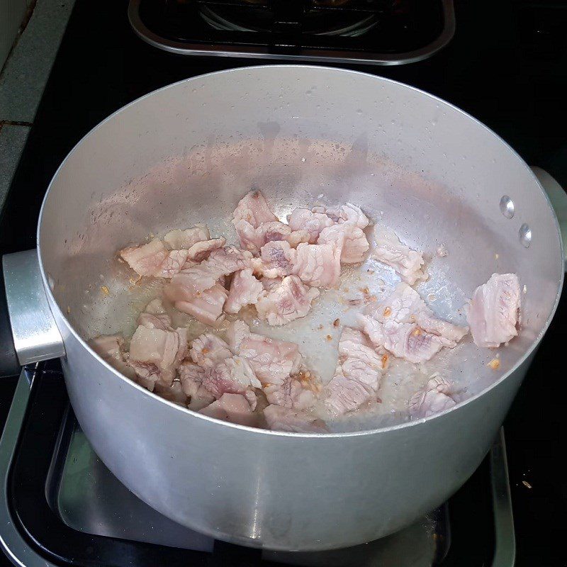 Step 3 Sautéed Bồn Bồn Bồn Bồn stir-fried with shrimp and pork