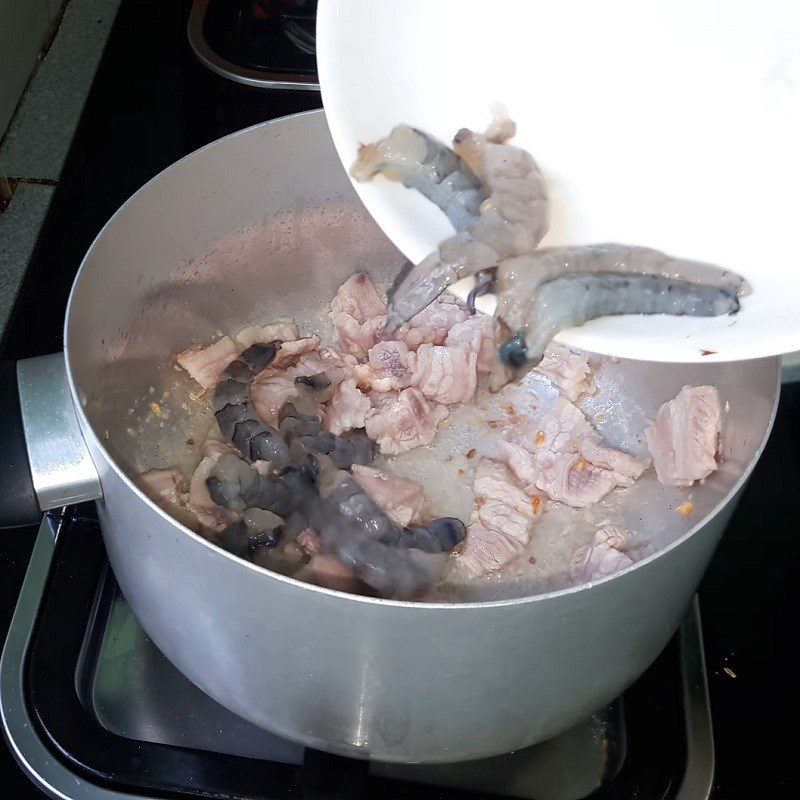 Step 3 Sautéed Bồn Bồn Bồn Bồn stir-fried with shrimp and pork