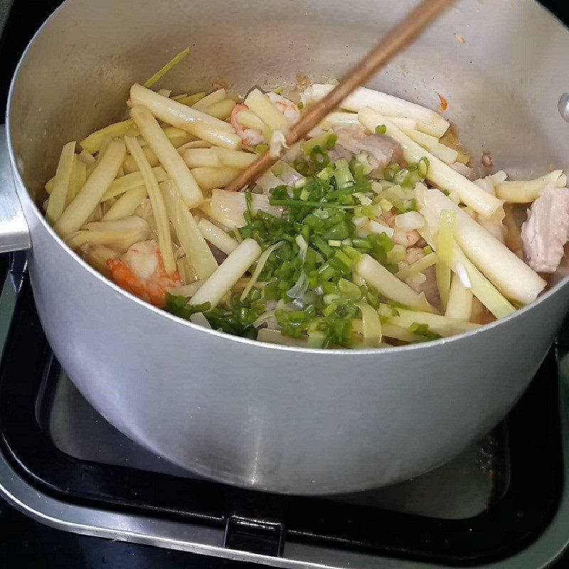 Step 3 Sautéed Bồn Bồn Bồn Bồn stir-fried with shrimp and pork