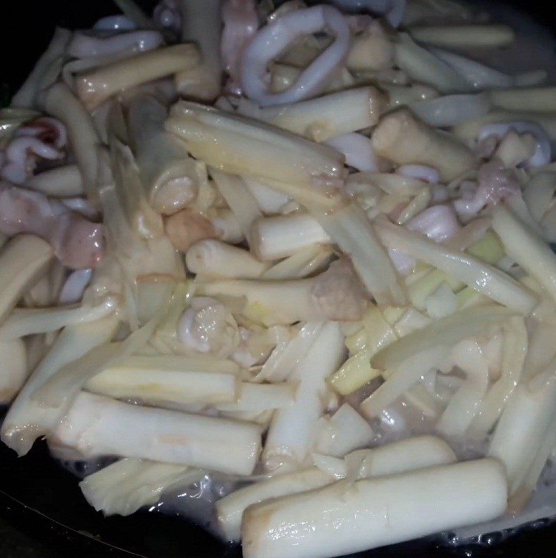 Step 3 Stir-fried bamboo shoots Stir-fried bamboo shoots with squid