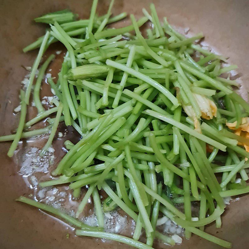 Step 2 Sautéed Pumpkin Flowers and Garlic Sautéed Pumpkin Flowers (Recipe shared by users)