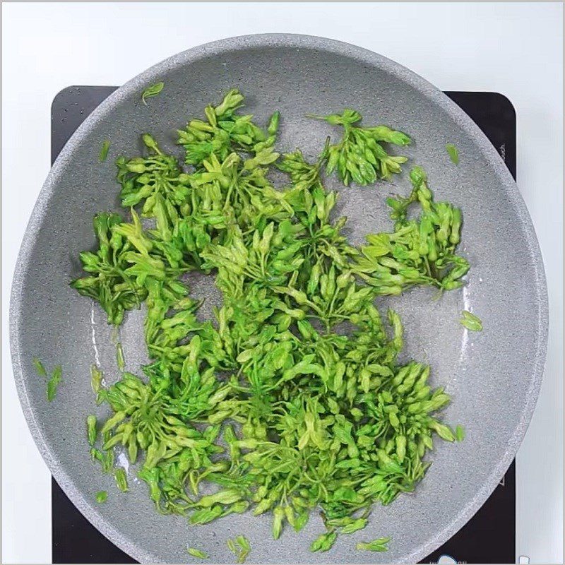 Step 2 Stir-fry the luffa flowers for Stir-fried Luffa Flowers with Eggs