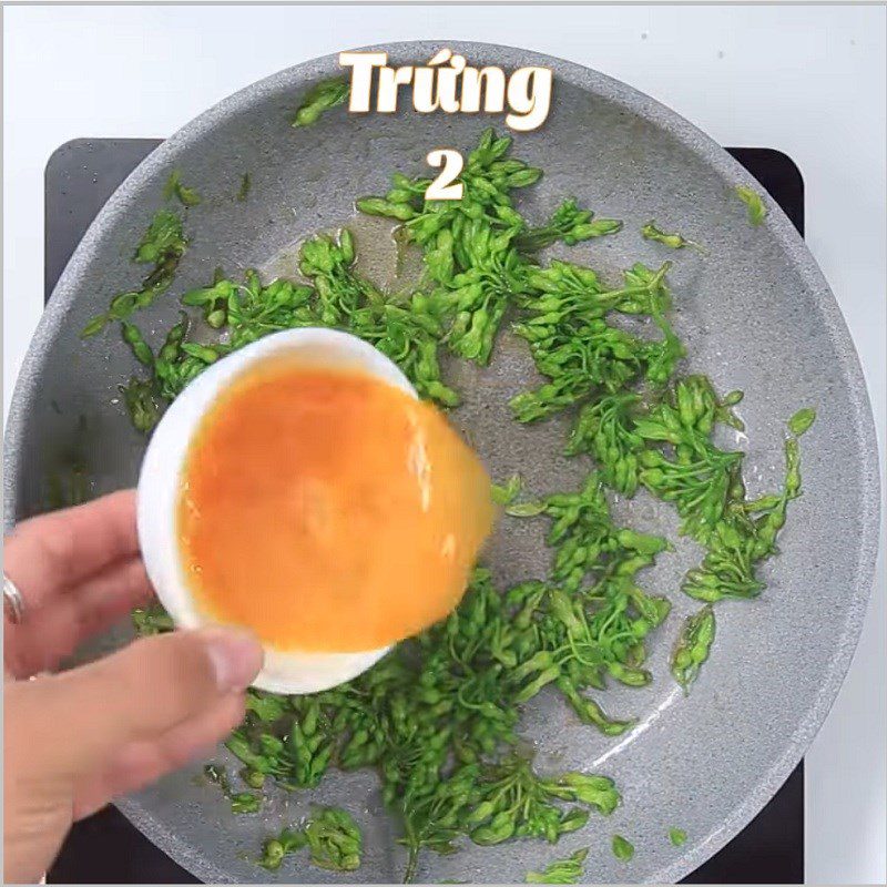 Step 2 Stir-fry the luffa flowers for Stir-fried Luffa Flowers with Eggs