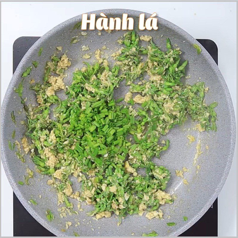 Step 2 Stir-fry the luffa flowers for Stir-fried Luffa Flowers with Eggs