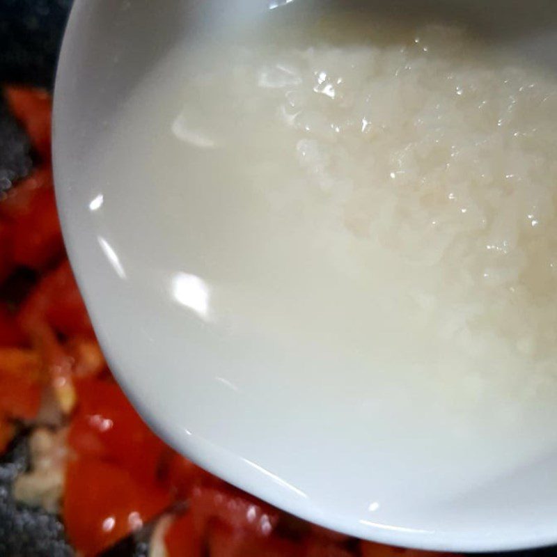 Step 4 Stir-fry tomatoes for snail noodle soup with young ribs and snail seeds