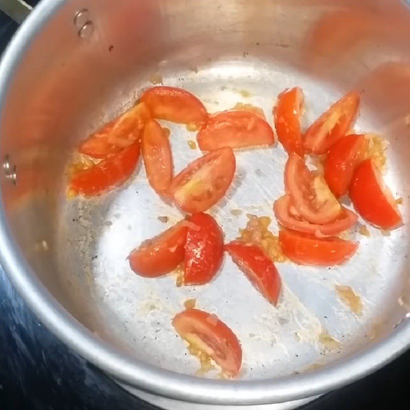 Step 2 Sauté the tomatoes for Sour Bean Sprout Soup