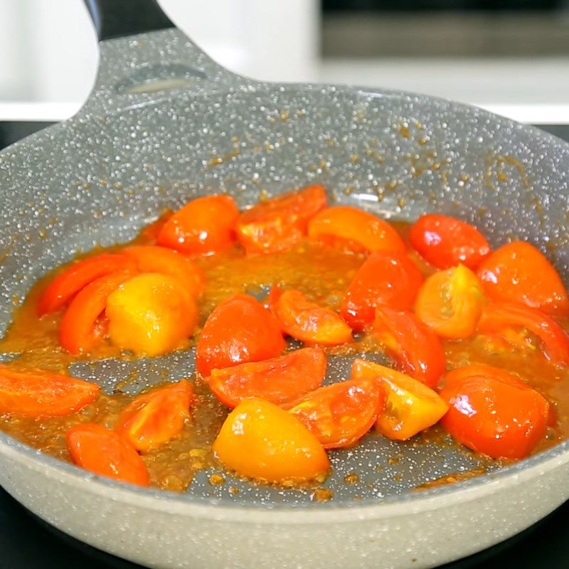 Step 4 Stir-frying Tomatoes for Fish Soup