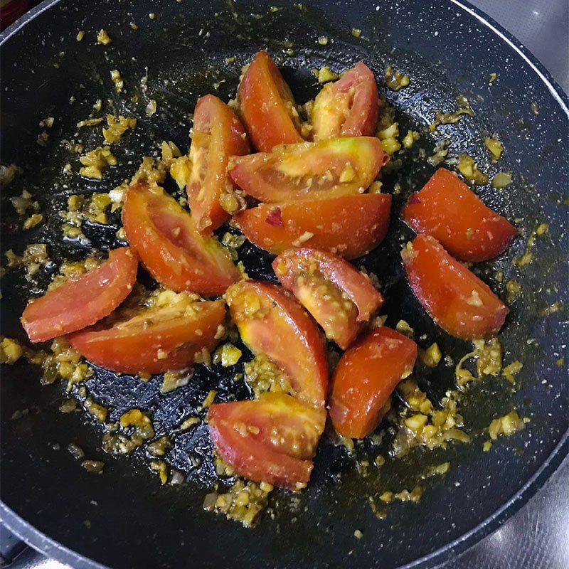 Step 4 Sautéed tomatoes Bun rieu cua dong