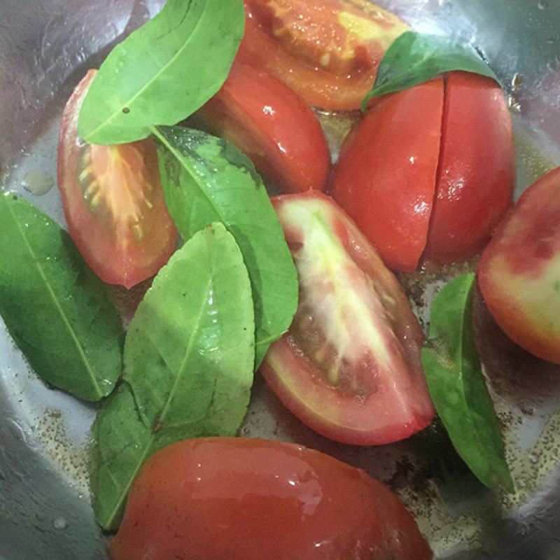 Step 2 Sauté the tomatoes for Sour and Spicy Clam Soup