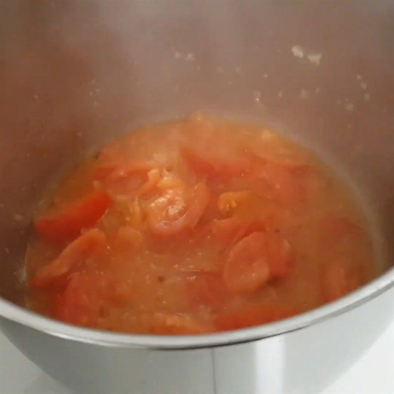 Step 2 Stir-fry tomatoes Bun cha ca Da Nang