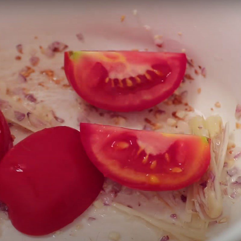 Step 3 Sauté the tomatoes for clam soup with starfruit