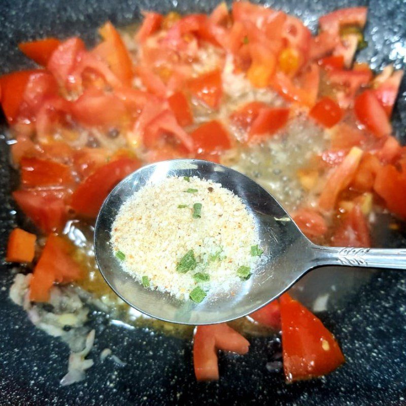 Step 4 Stir-fry tomatoes for snail noodle soup with young ribs and snail seeds