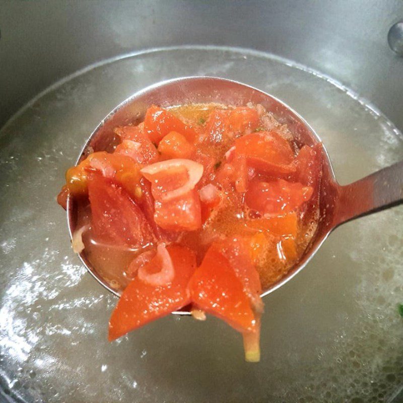 Step 4 Stir-fry tomatoes for snail noodle soup with young ribs and snail seeds