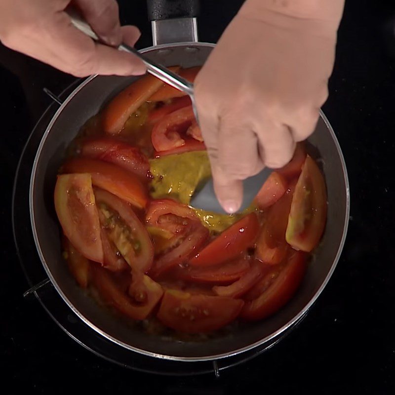 Step 4 Stir-fry tomatoes for crab noodle soup