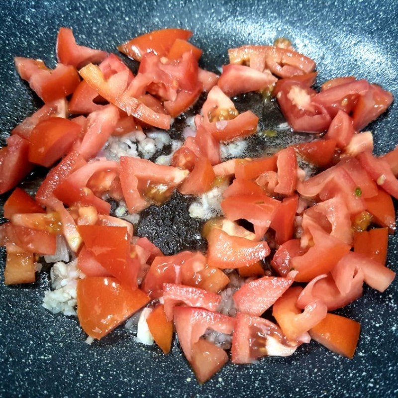 Step 4 Stir-fry tomatoes for snail noodle soup with young ribs and snail seeds